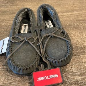 NWT Minnetonka Petra Trapper suede slippers gray size 5